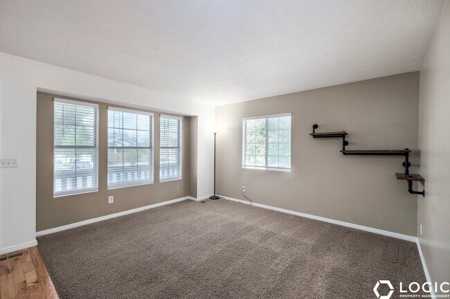 Foto del edificio - 6427 Travis James Ln