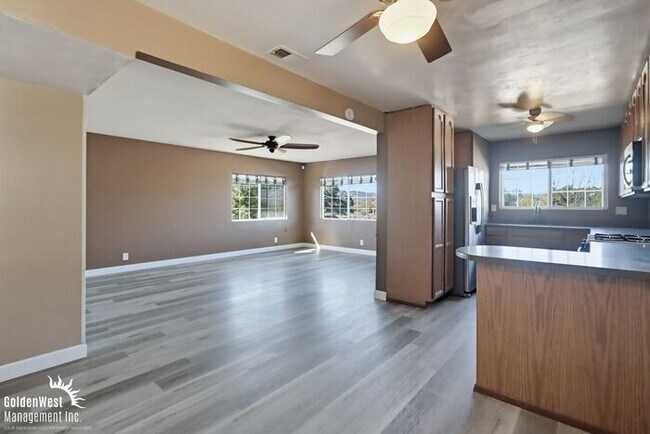 Foto del edificio - Updated 3Bdm 2 Ba Single Story Home with Detached Garage in the Heart of Lakeside