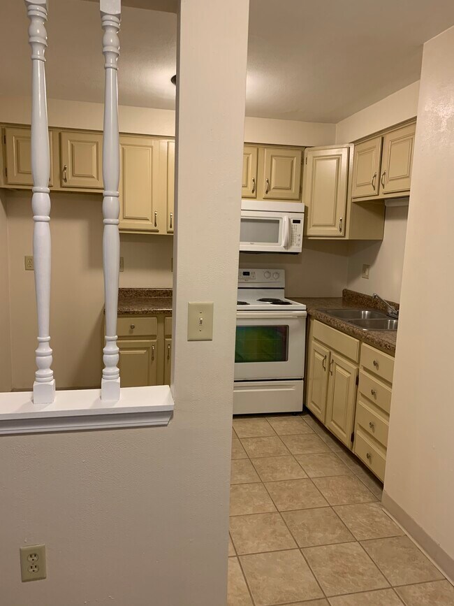 Building Photo - 15602 Arneman Dr