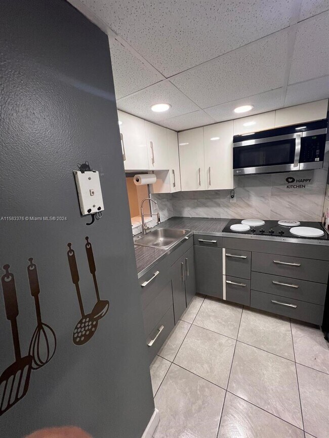 Foto del edificio - 488 NW 165th St