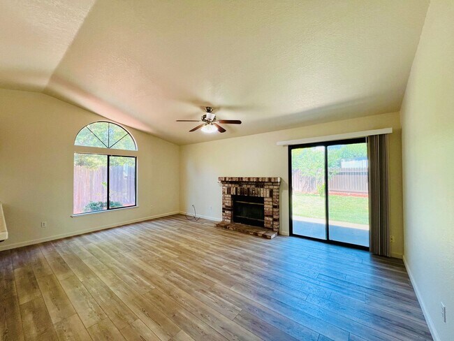 Building Photo - Charming 3 bed/2 bath with detached unit 1...