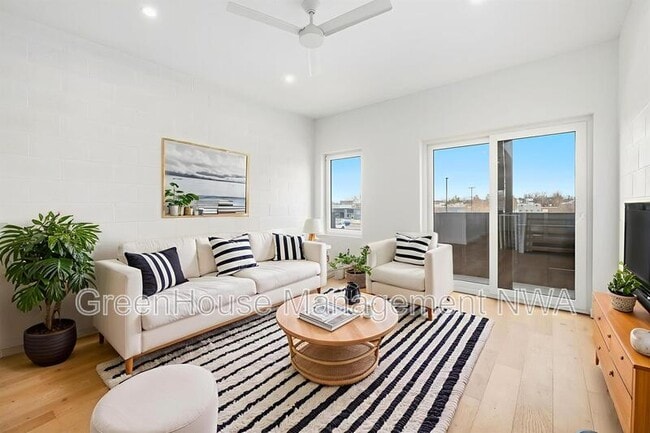 Building Photo - 838 SE 8th St