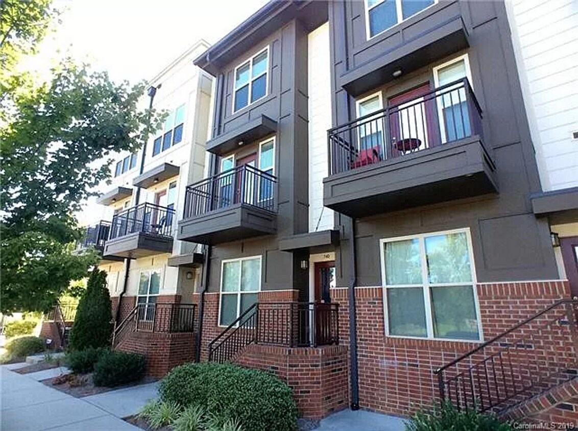 Foto principal - Room in 3 Bedroom Townhome at Seigle Point Dr