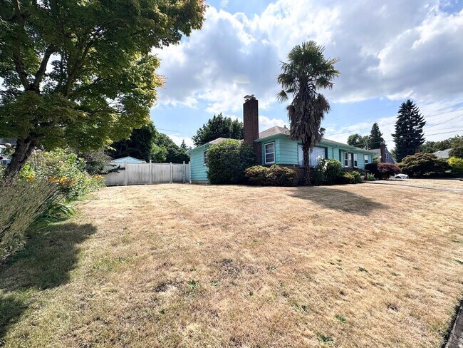 Foto del edificio - Huge 3 Bed 2 Bath w/ Full Basement Home in...