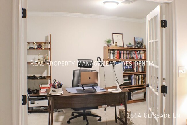 Foto del edificio - 3-bedroom townhouse with separate office