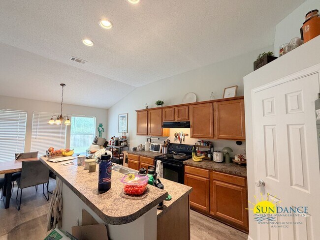 Foto del edificio - Desirable location & well-maintained 4BR home in Navarre!