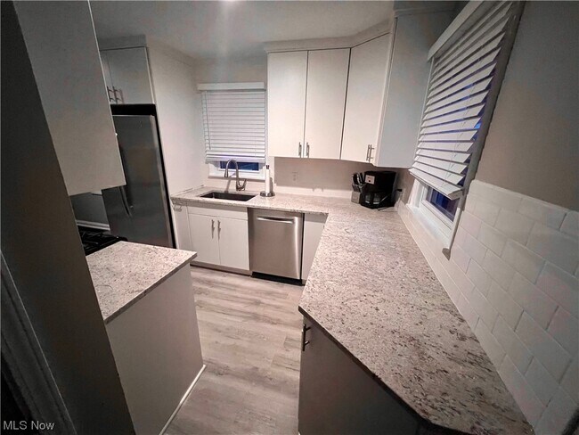Building Photo - 2039 Lorena Ave