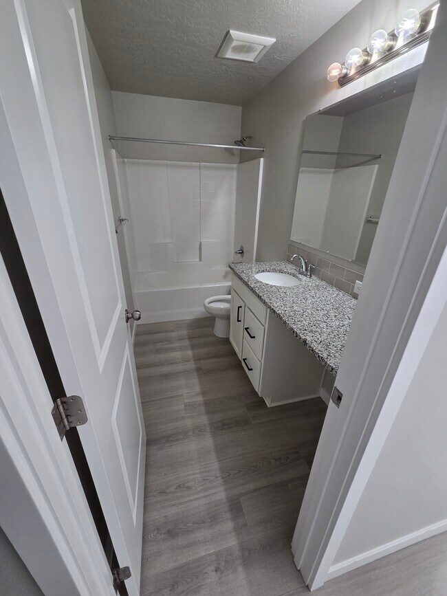 Foto del edificio - 17649 Desert Rdg Ave