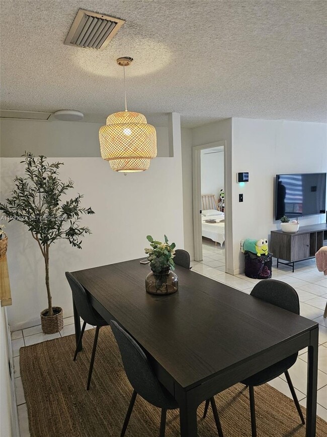 Foto del edificio - 10371 Jasmine Ct