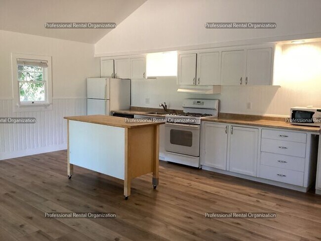 Building Photo - Wine County Cottage Delight