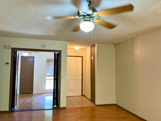 Foto del edificio - 5959 Oak Run St