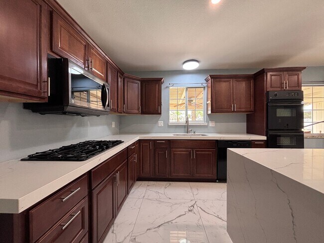 Foto del edificio - Spacious 4BR Single-Story with Pool, RV Parking & Large Lot Near Shopping & Dining