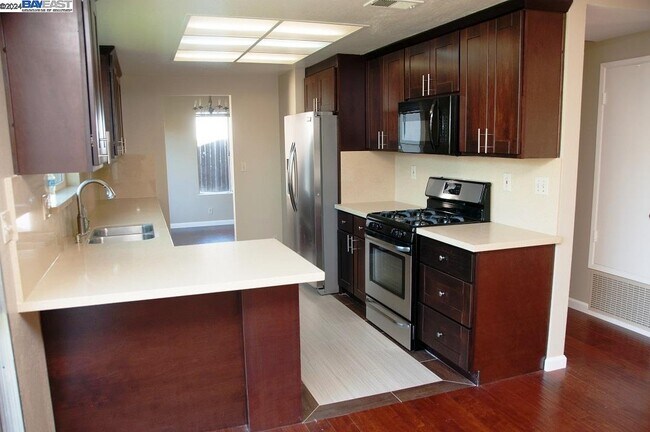 Building Photo - 4253 Othello Dr
