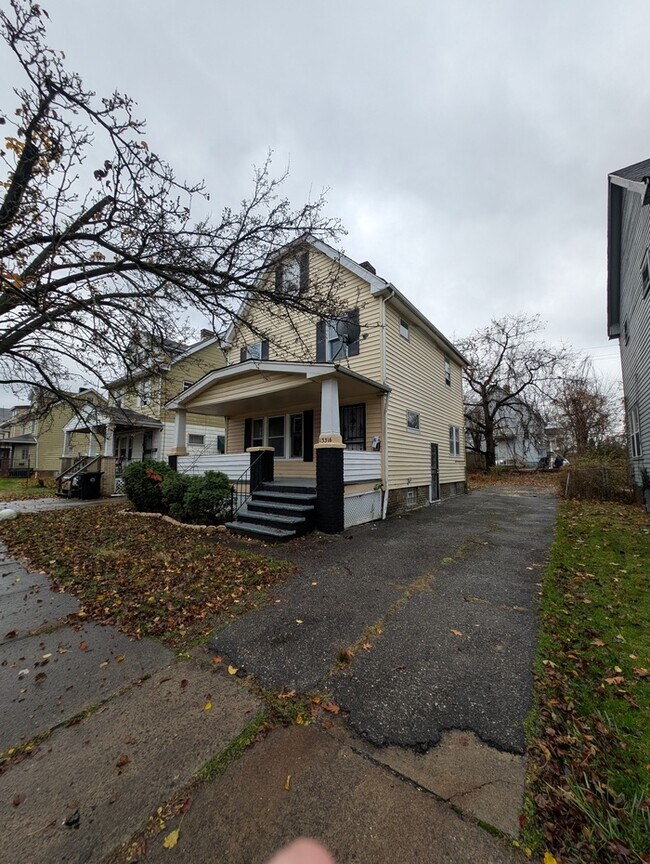 Foto del edificio - Charming 3BR 1BA Home w/  Solar Panels • Driveway in Cleveland