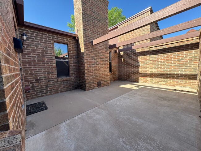 Building Photo - 612 N Lea Ave