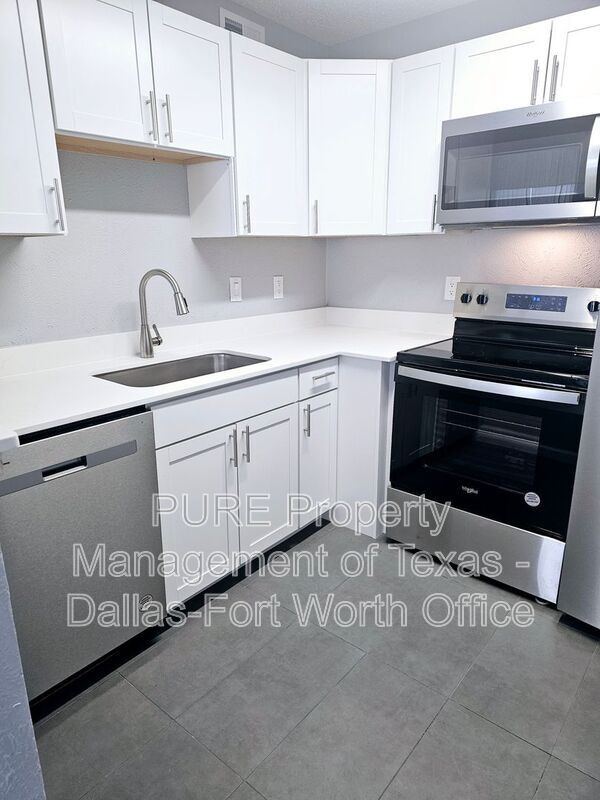 Building Photo - 18333 Roehampton Dr