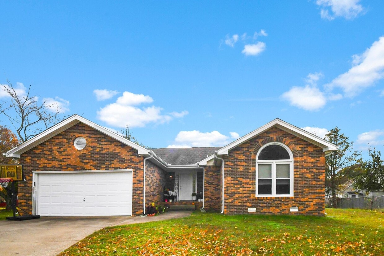 Foto principal - Conveniently Located Three Bedroom!