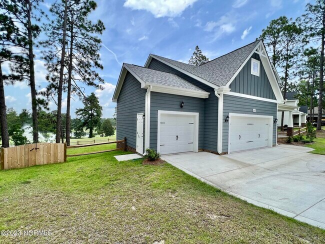 Building Photo - 1490 Valley View Rd