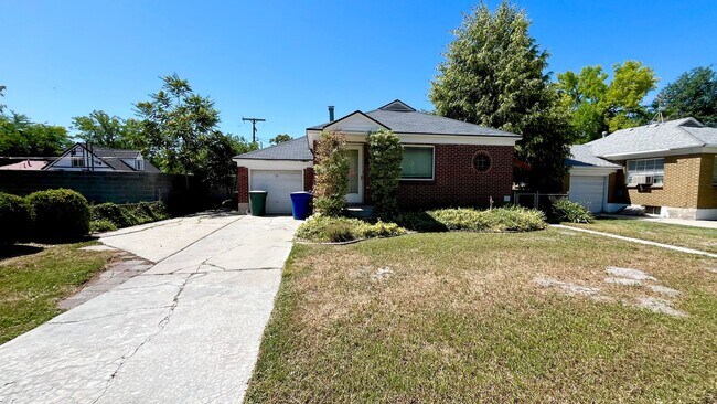 Foto del edificio - 4 bedroom/2 bathroom Home in SLC