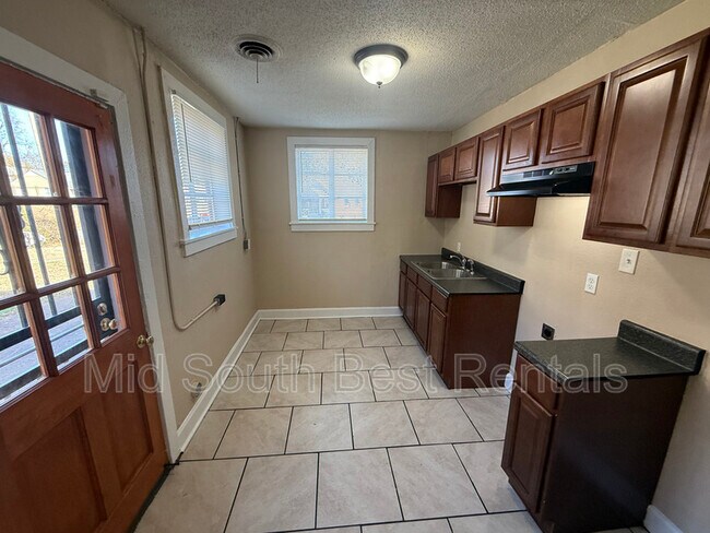 Building Photo - 1561 W Dianne Cir