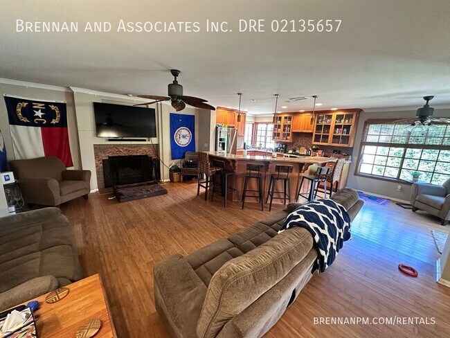 Foto del edificio - Stunning 4 Bed, 2 Bath Home in Desirable I...