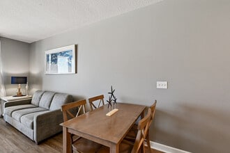 Building Photo - 9954 S Thomas Dr
