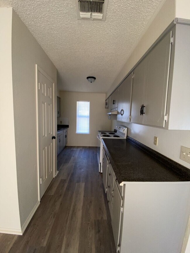 Foto del edificio - 3 bedroom home close to GAFB