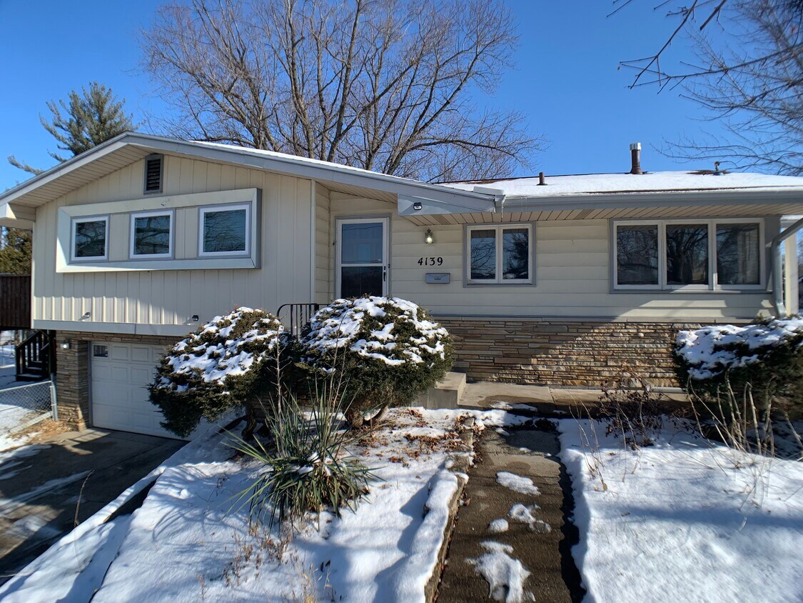 4139 Lower Beaver Rd, Des Moines, IA 50310 House Rental in Des Moines