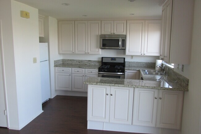 Building Photo - 3311 Los Prados St