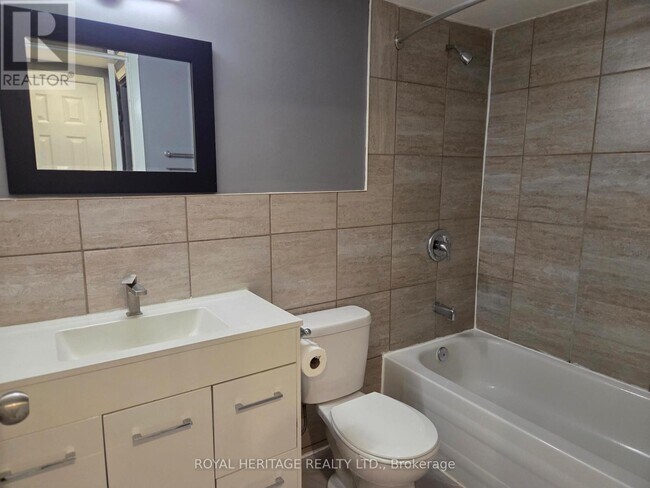 Photo du bâtiment - 8800 Willoughby Dr