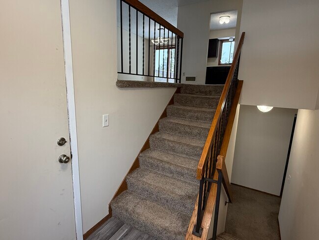 Foto del edificio - 2528 Birchview Ln