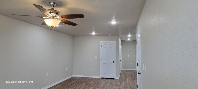 Building Photo - ra2701