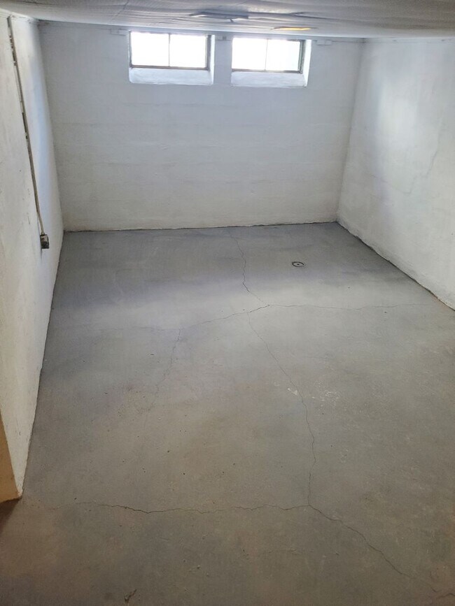 Building Photo - Spacious, centrally located home.