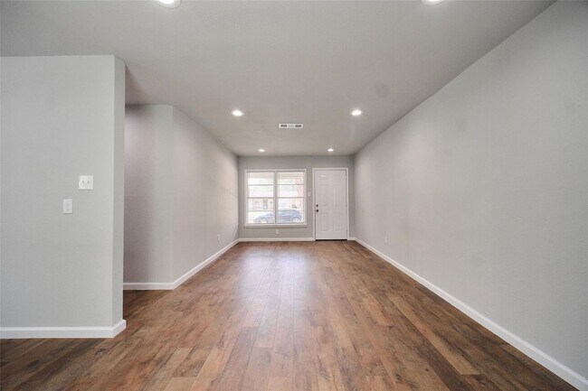 Foto del edificio - READY NOW!