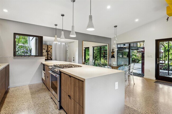 Foto del edificio - 118 NE 16th Pl