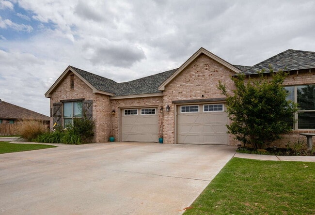 Foto del edificio - "Spacious 3-Bedroom Duplex Retreat on 102n...