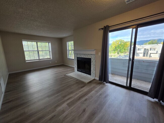Foto del edificio - Amazing 1 Bed 1 Bath Condo With Stunning Mountain Views!!
