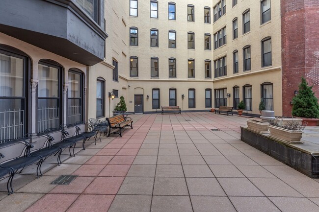 Building Photo - 78 Charles St S