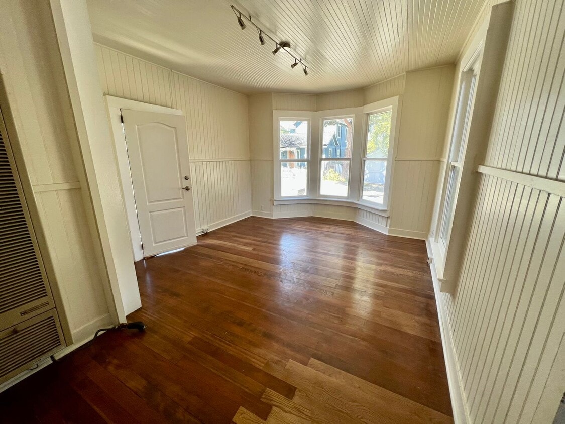 Primary Photo - 5th Street Charm! Apply NOW!
