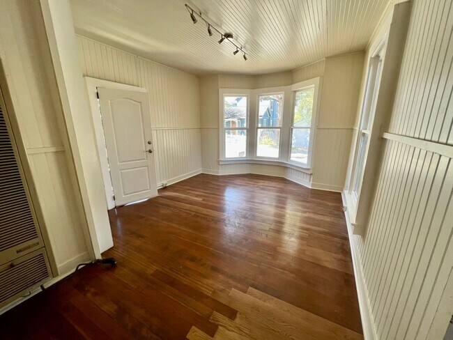 Building Photo - 5th Street Charm! Apply NOW!