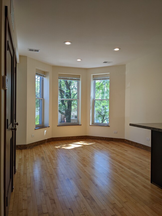 Building Photo - 2122