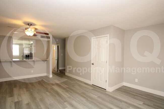 Foto del edificio - 2807 E Paradise Ln