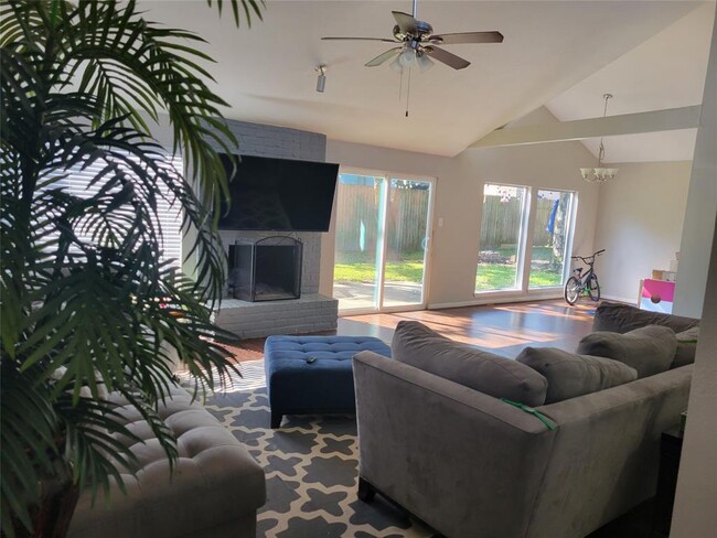 Foto del edificio - 4403 Lost Spring Dr