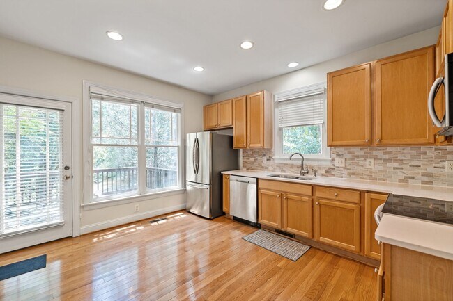 Building Photo - Prime location Chapel Hill - 3brd 3 bath e...
