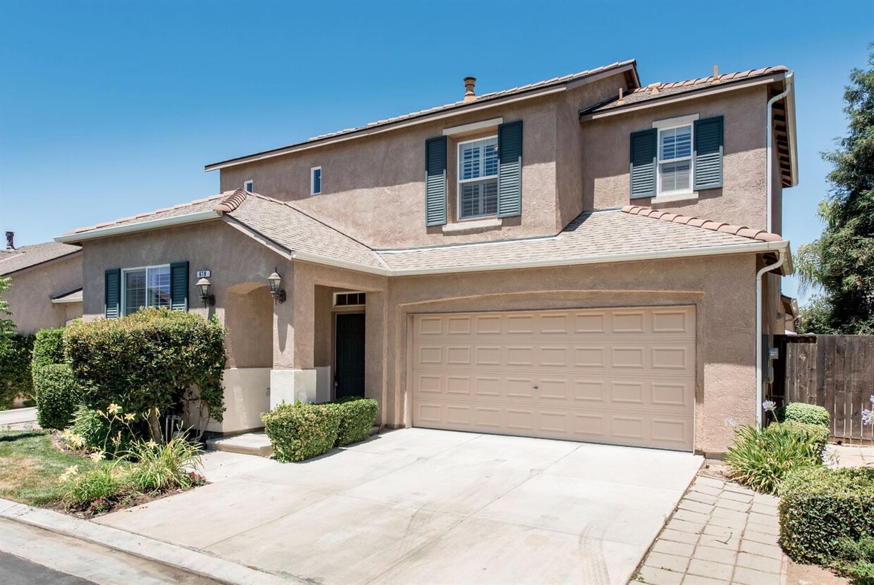 Primary Photo - Elegant Clovis Unified home in exclusive g...