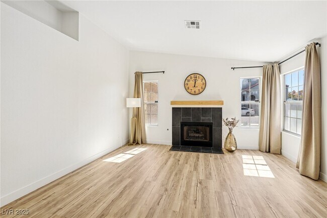 Foto del edificio - 7400 Queen Palm Dr