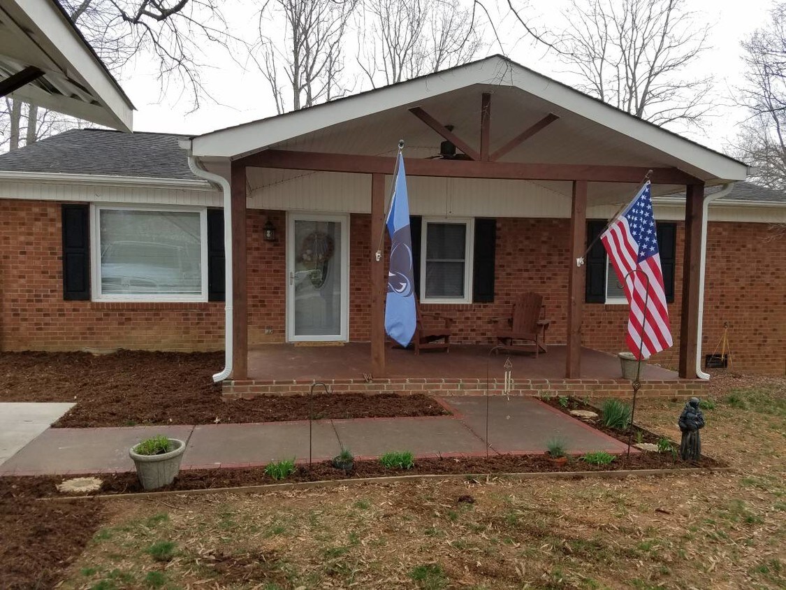 1501 Runabout Rd, Pfafftown, NC 27040 House for Rent in Pfafftown, NC