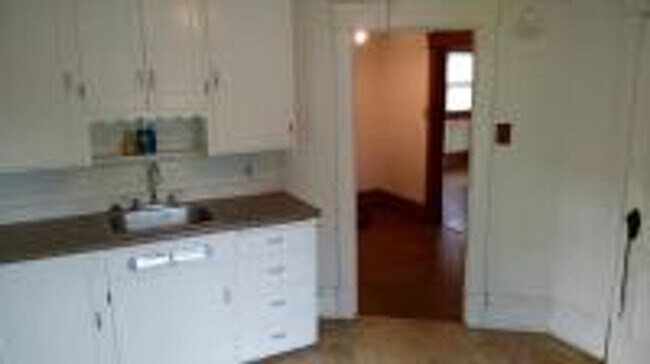 Foto del edificio - Charming 2-Bedroom Apartment in Cedar Falls – Great Location!