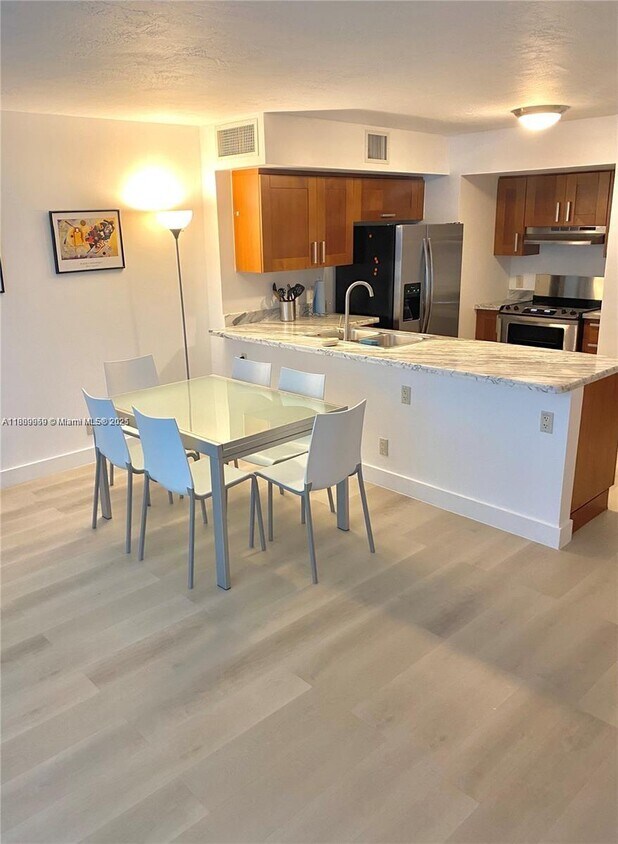 Foto principal - 9499 Collins Ave