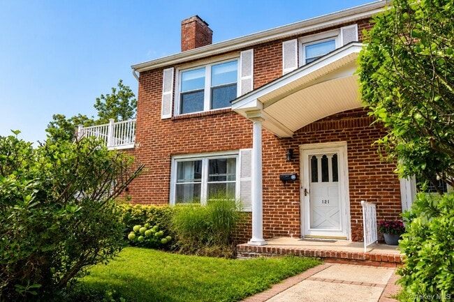 Building Photo - 121 Manhasset Ave